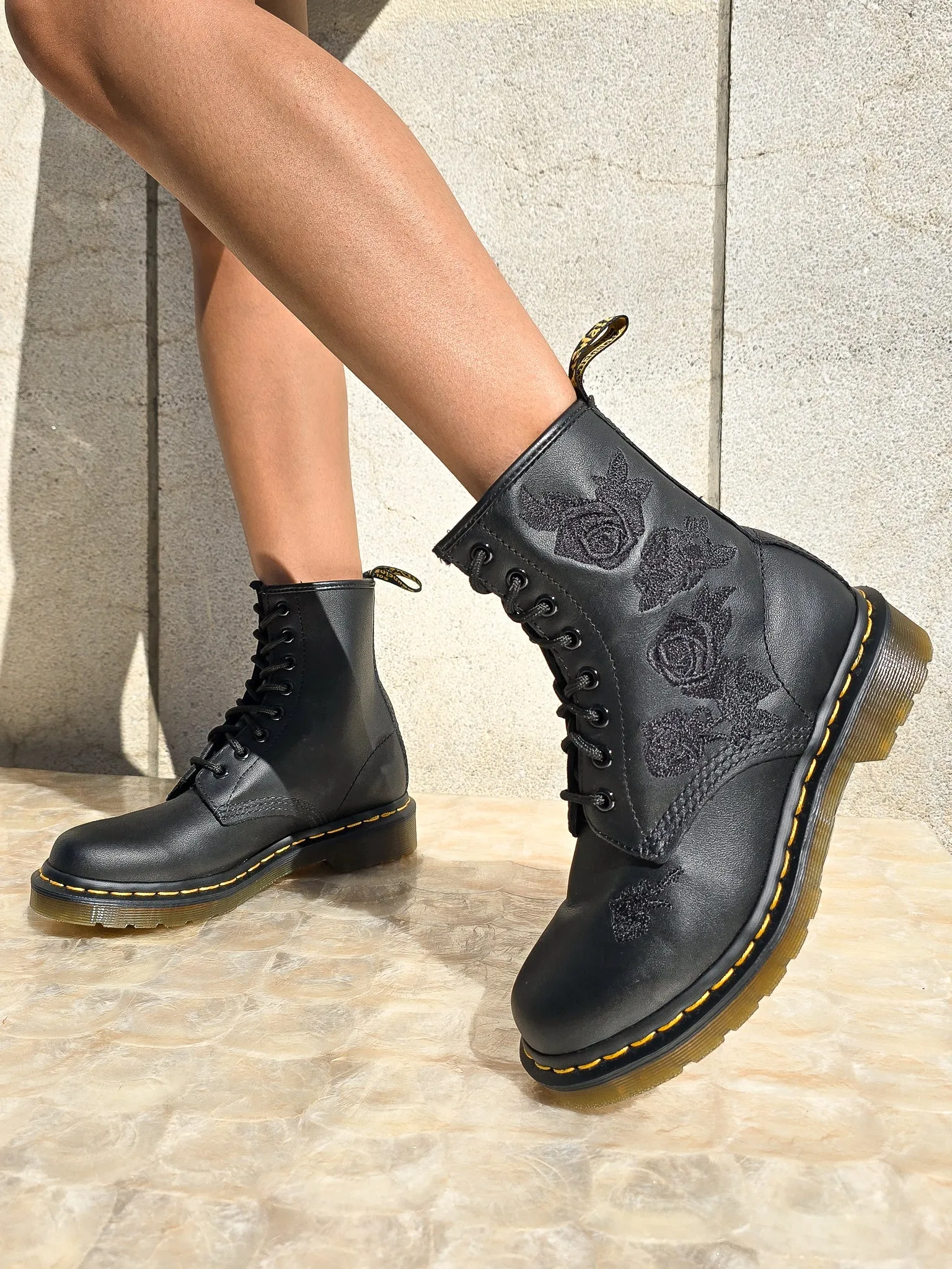 DR. MARTENS 1460 VONDA BLACK ROSE MONO