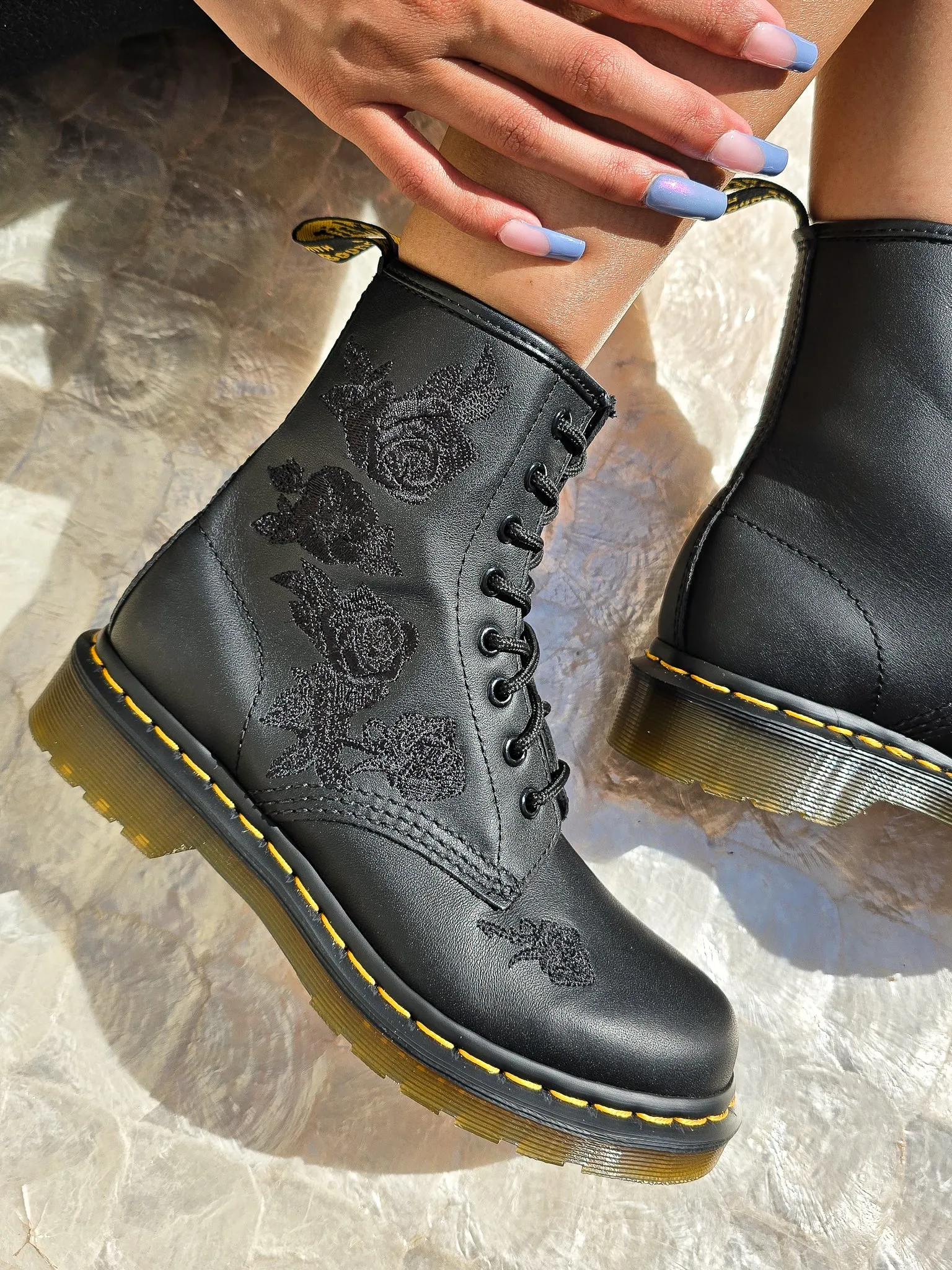 DR. MARTENS 1460 VONDA BLACK ROSE MONO