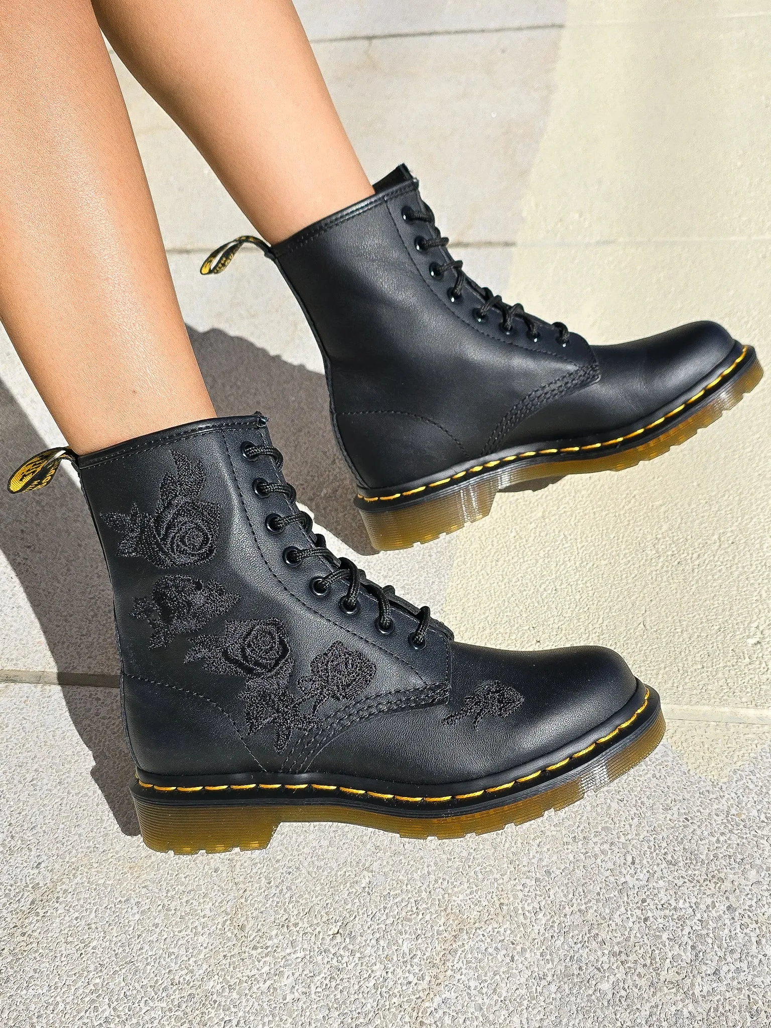 DR. MARTENS 1460 VONDA BLACK ROSE MONO