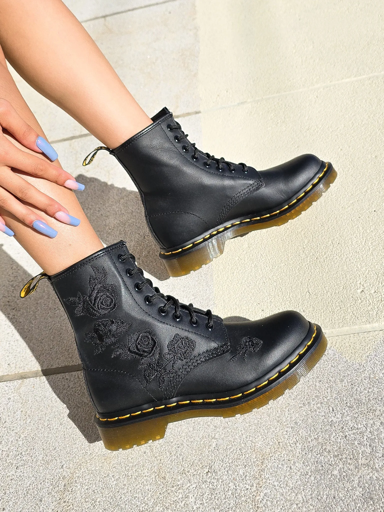 DR. MARTENS 1460 VONDA BLACK ROSE MONO