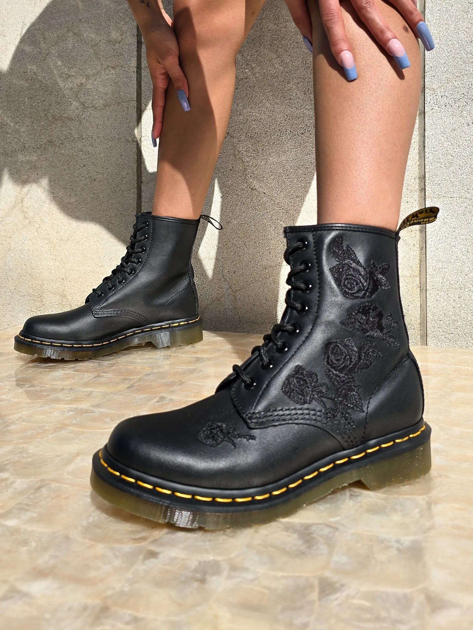 DR. MARTENS 1460 VONDA BLACK ROSE MONO